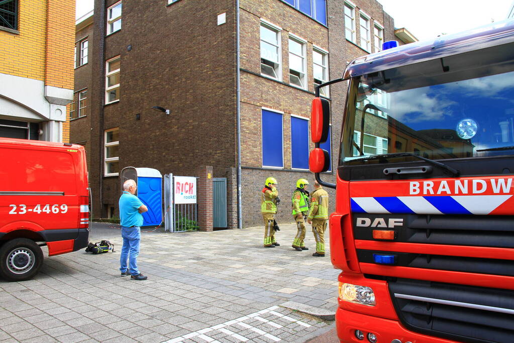 Straat afgezet door brand op dak van muziekschool