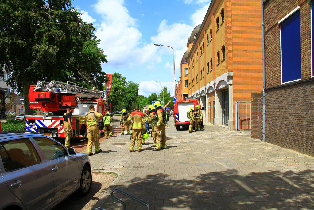 Straat afgezet door brand op dak van muziekschool