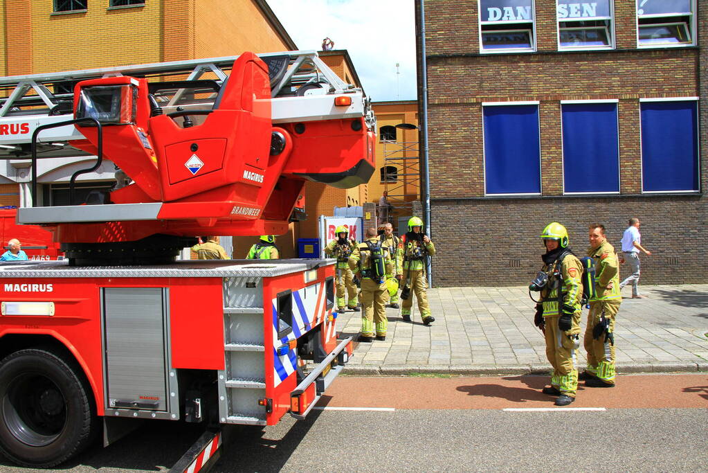 Straat afgezet door brand op dak van muziekschool