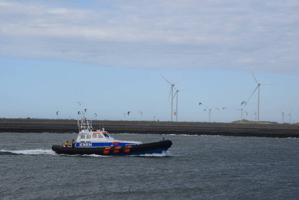 Grote zoekactie naar vermiste surfer rondom Oosterscheldekering