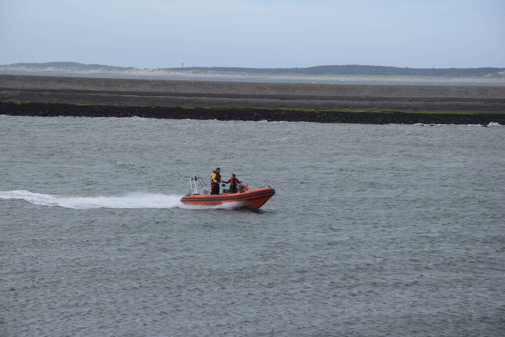 Grote zoekactie naar vermiste surfer rondom Oosterscheldekering