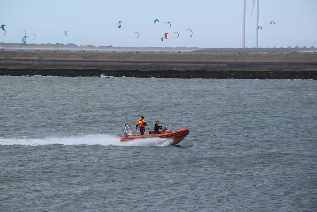 Grote zoekactie naar vermiste surfer rondom Oosterscheldekering