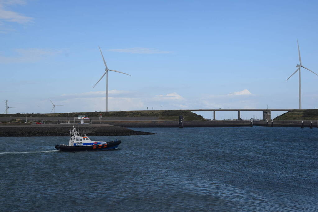 Grote zoekactie naar vermiste surfer rondom Oosterscheldekering