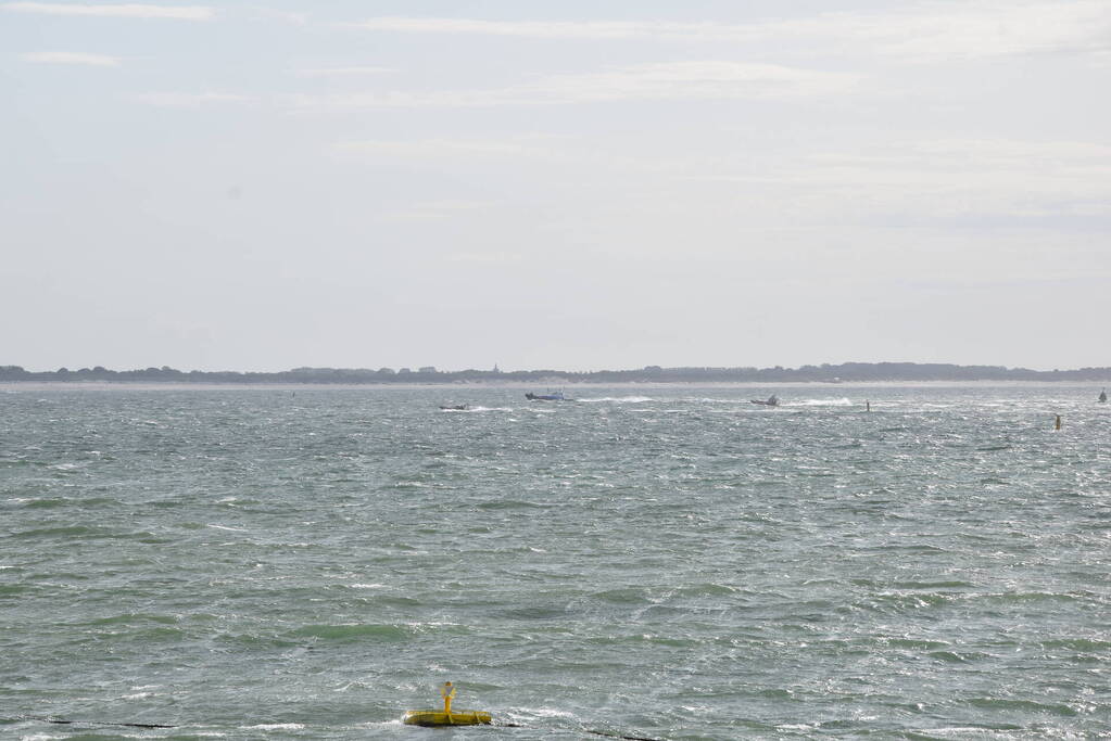 Grote zoekactie naar vermiste surfer rondom Oosterscheldekering