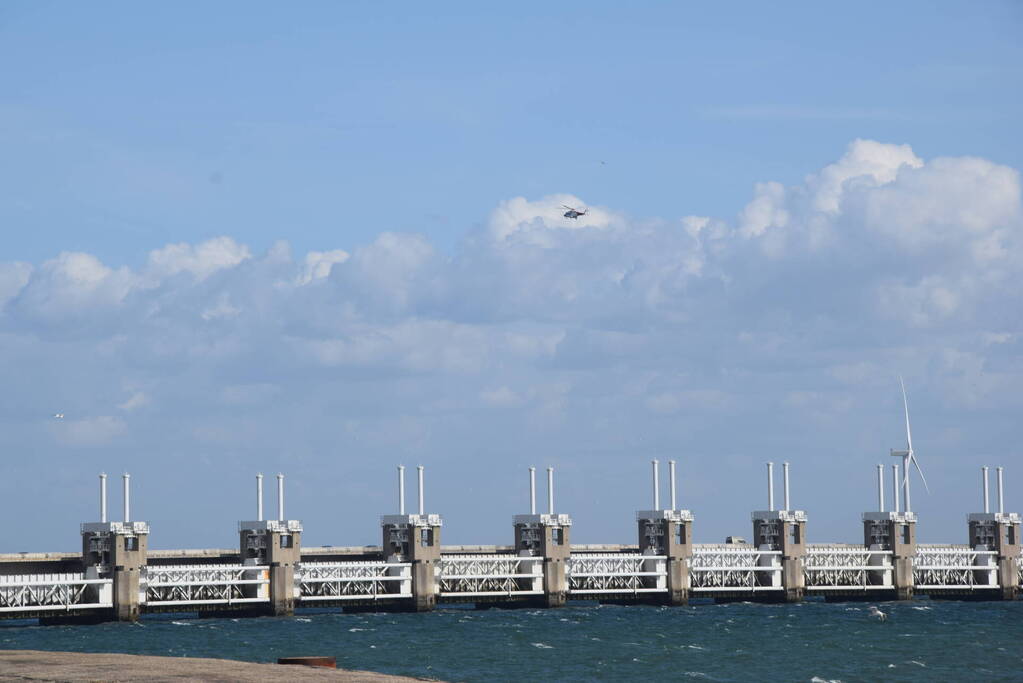 Grote zoekactie naar vermiste surfer rondom Oosterscheldekering