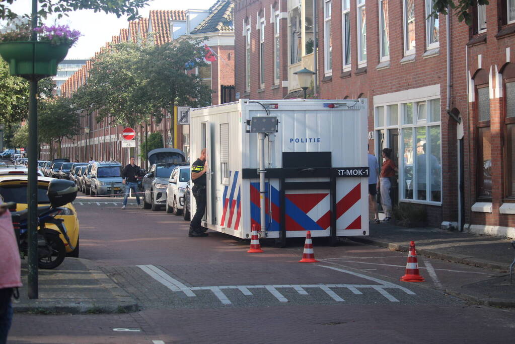 Overleden vrouw aangetroffen in woning, twee mannen aangehouden