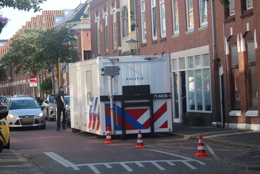 Overleden vrouw aangetroffen in woning, twee mannen aangehouden