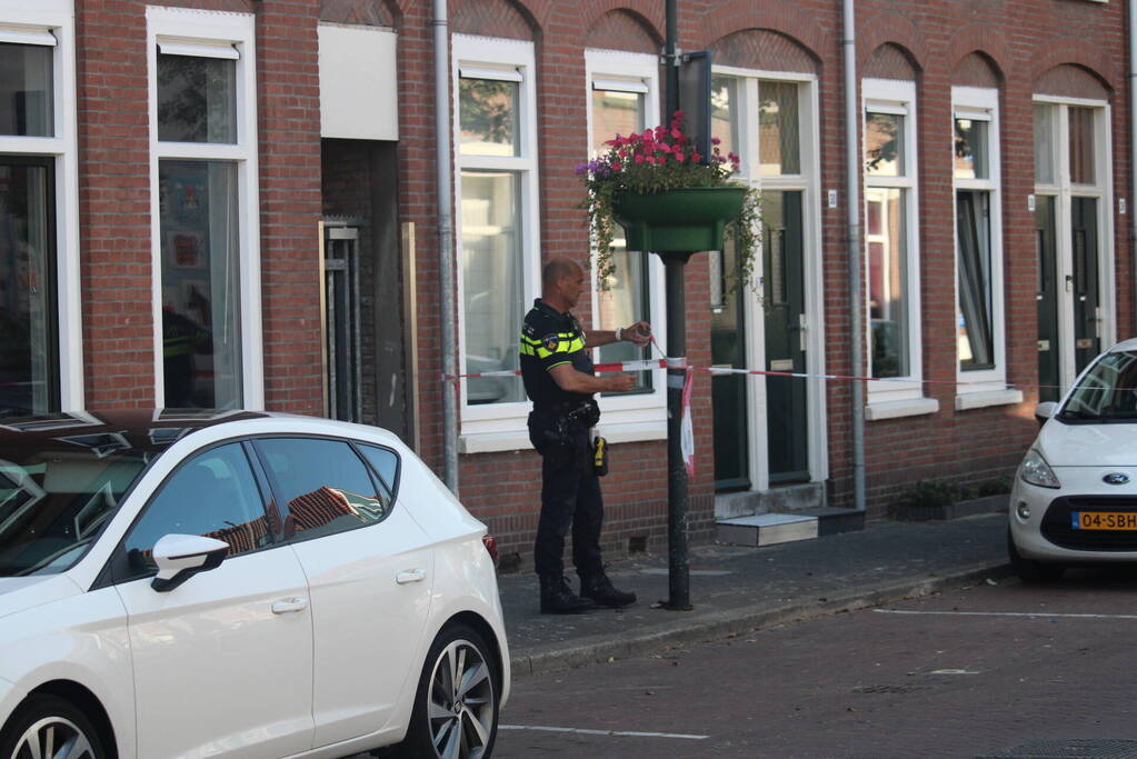 Overleden vrouw aangetroffen in woning, twee mannen aangehouden