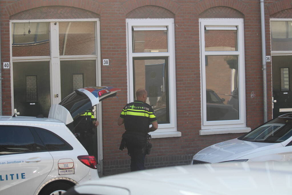 Overleden vrouw aangetroffen in woning, twee mannen aangehouden