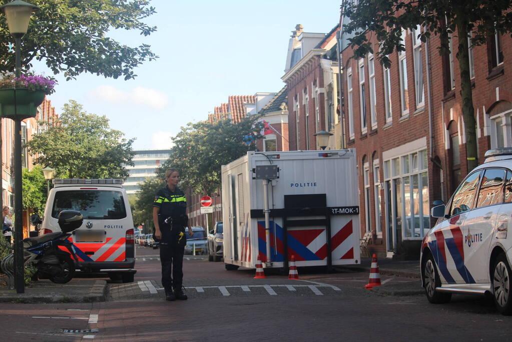 Overleden vrouw aangetroffen in woning, twee mannen aangehouden