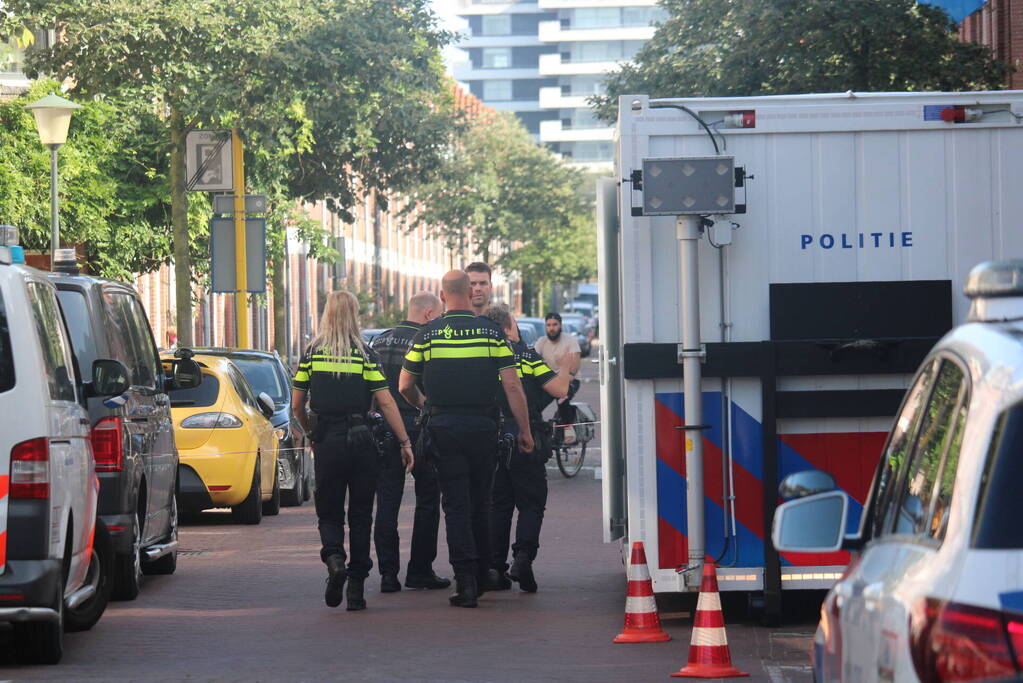 Overleden vrouw aangetroffen in woning, twee mannen aangehouden