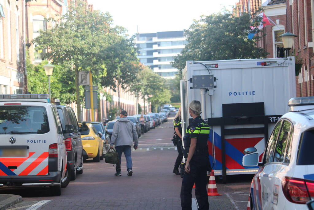 Overleden vrouw aangetroffen in woning, twee mannen aangehouden