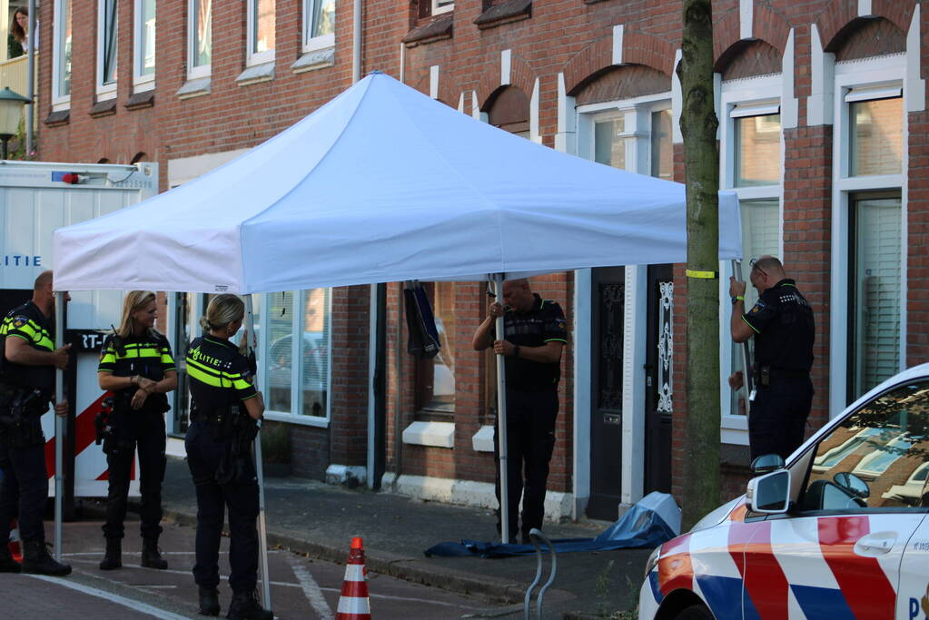 Overleden vrouw aangetroffen in woning, twee mannen aangehouden