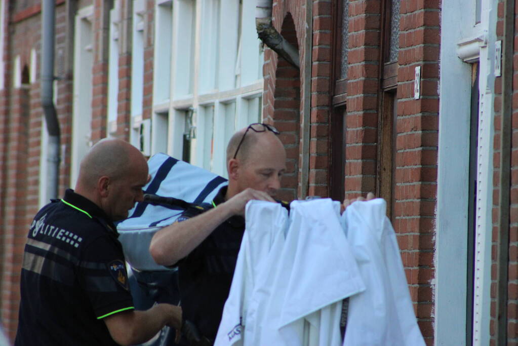 Overleden vrouw aangetroffen in woning, twee mannen aangehouden