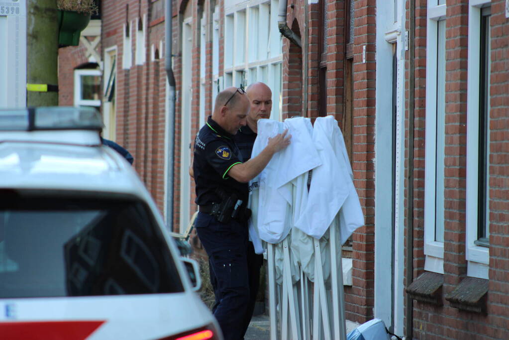 Overleden vrouw aangetroffen in woning, twee mannen aangehouden