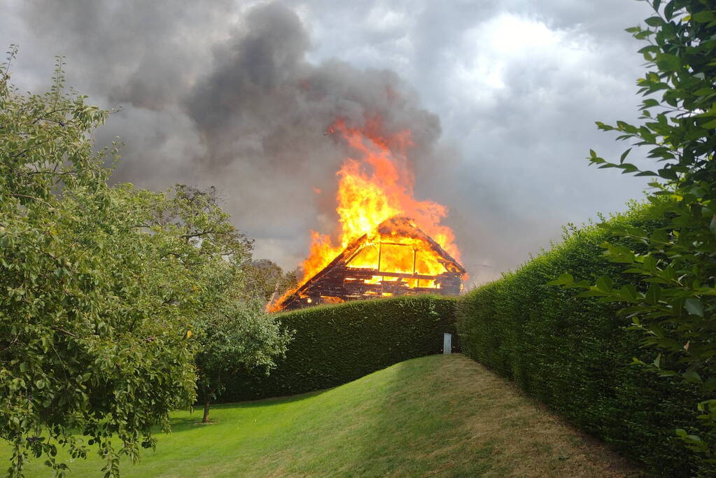 Brand slaat over na zorgboerderij