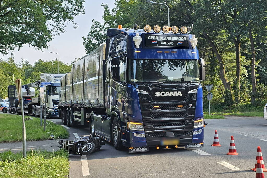 Scooterrijder in botsing met vrachtwagen