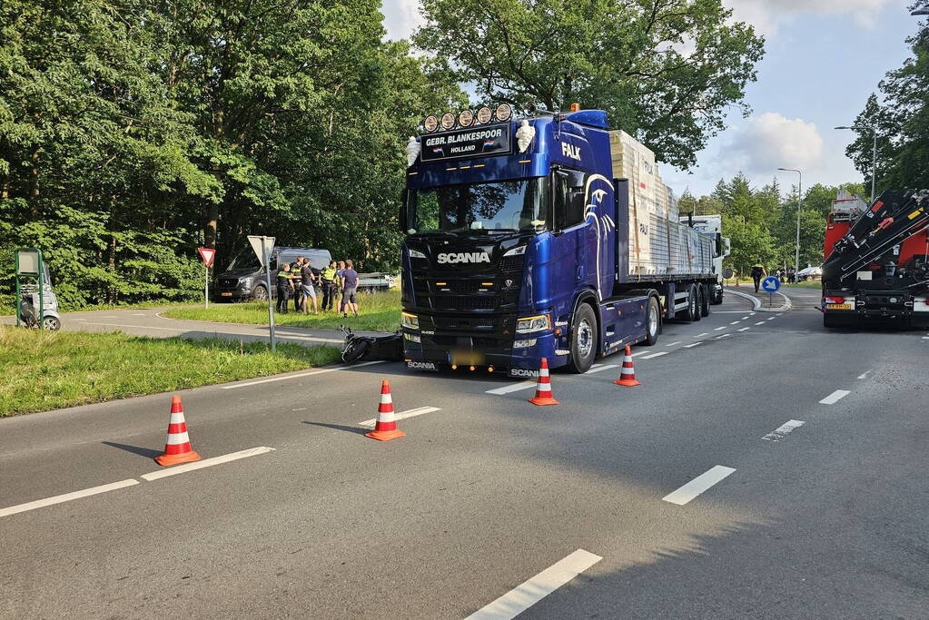 Scooterrijder in botsing met vrachtwagen