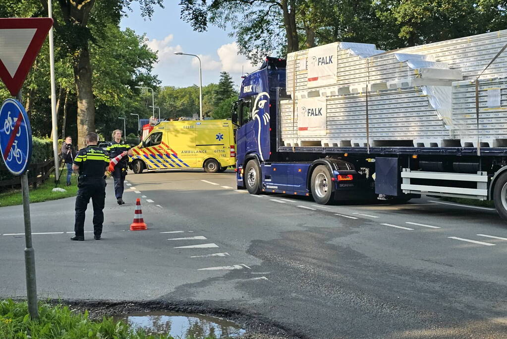 Scooterrijder in botsing met vrachtwagen