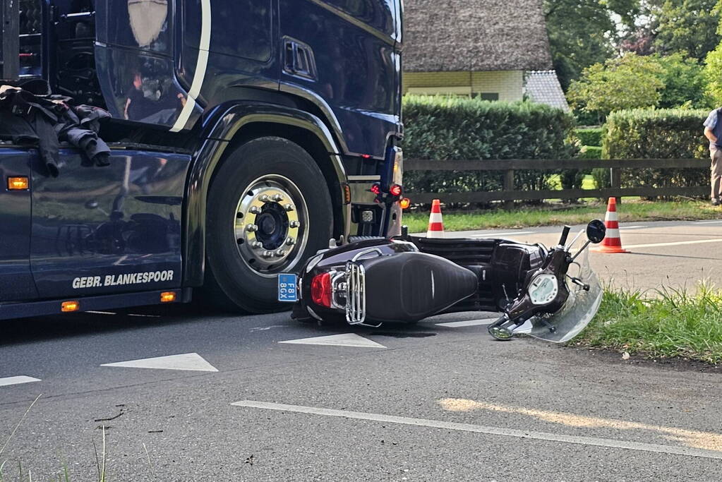 Scooterrijder in botsing met vrachtwagen