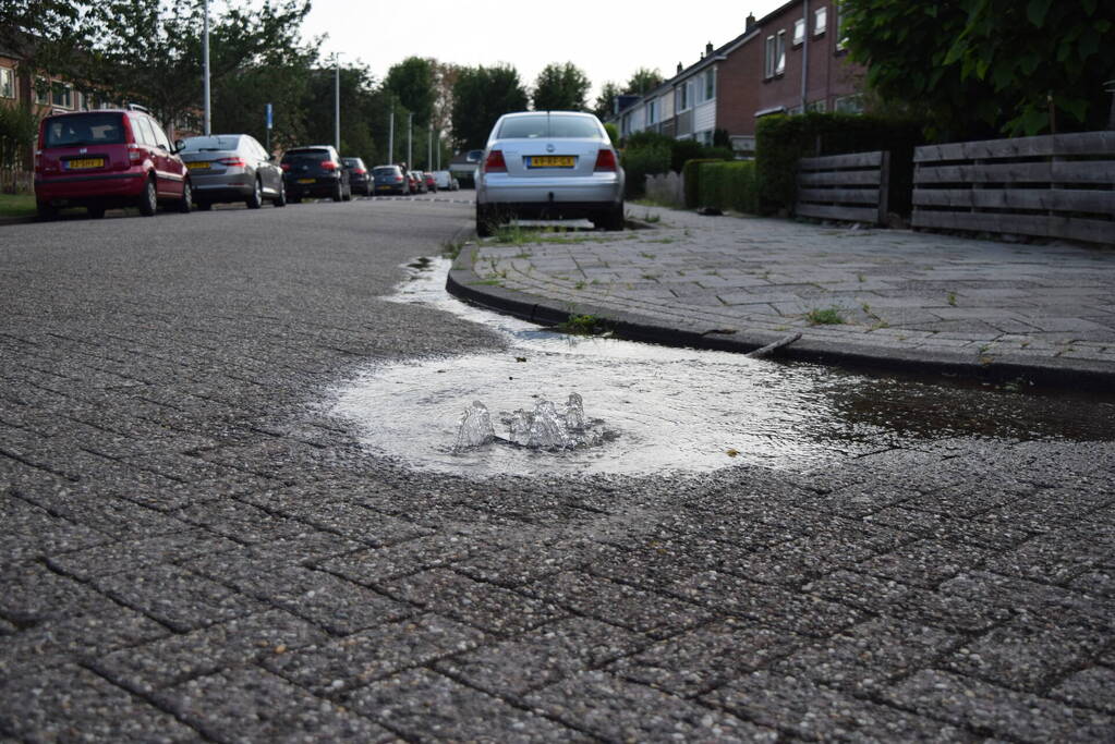 Waterlekkage zorgt voor water op straat