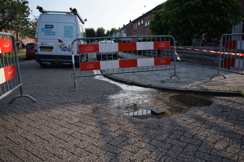 Waterlekkage zorgt voor water op straat