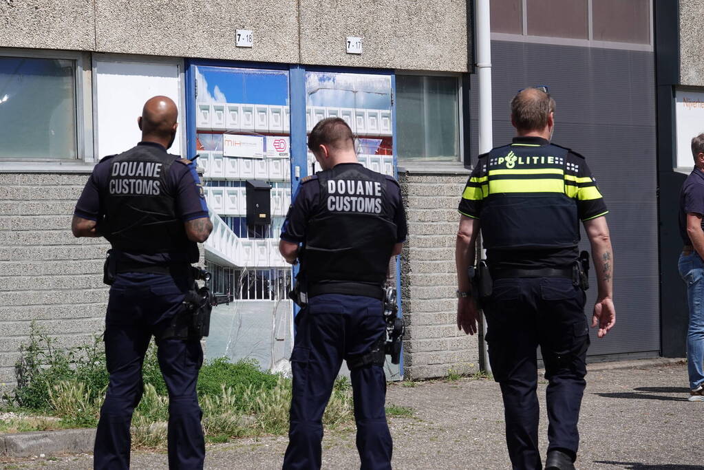 Politie en douane vallen bedrijfspand binnen