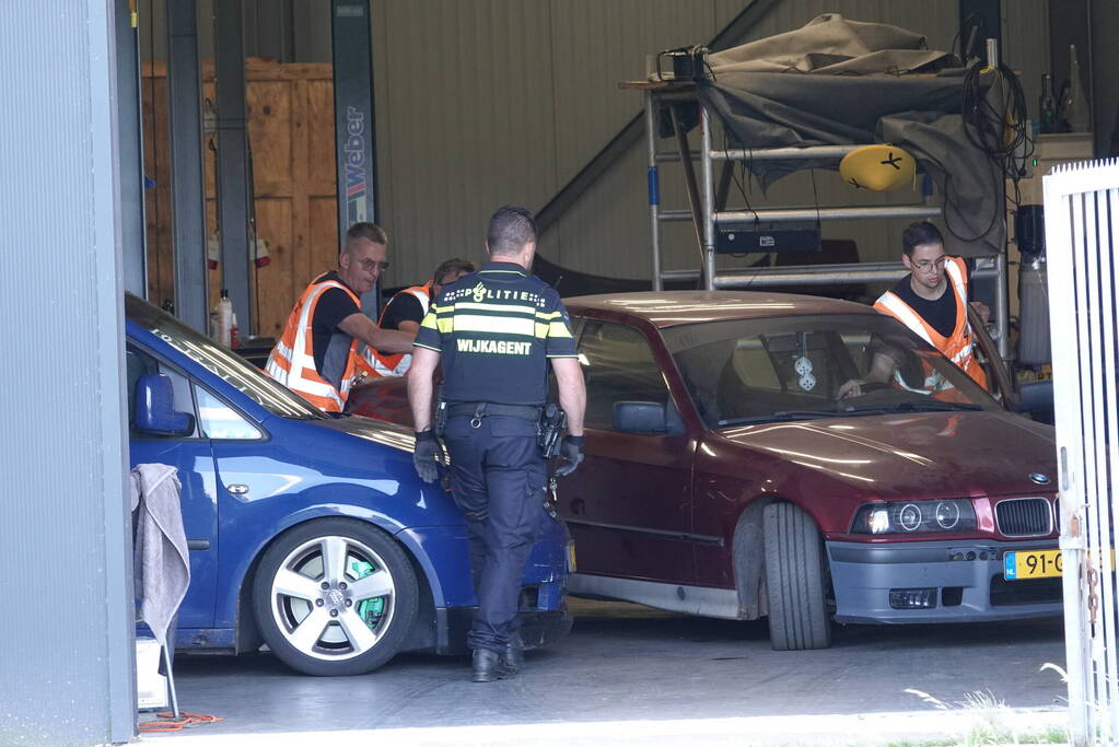 Politie en douane vallen bedrijfspand binnen