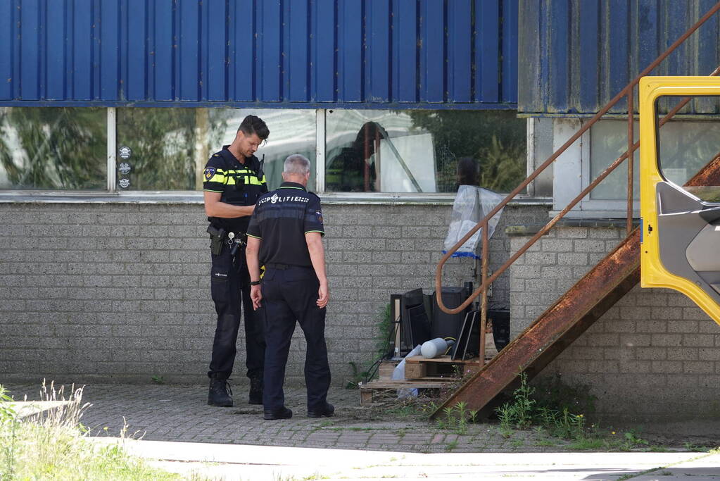 Politie en douane vallen bedrijfspand binnen