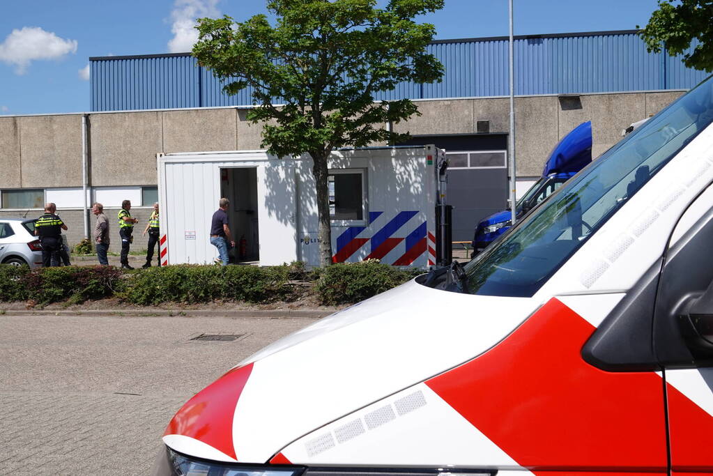 Politie en douane vallen bedrijfspand binnen