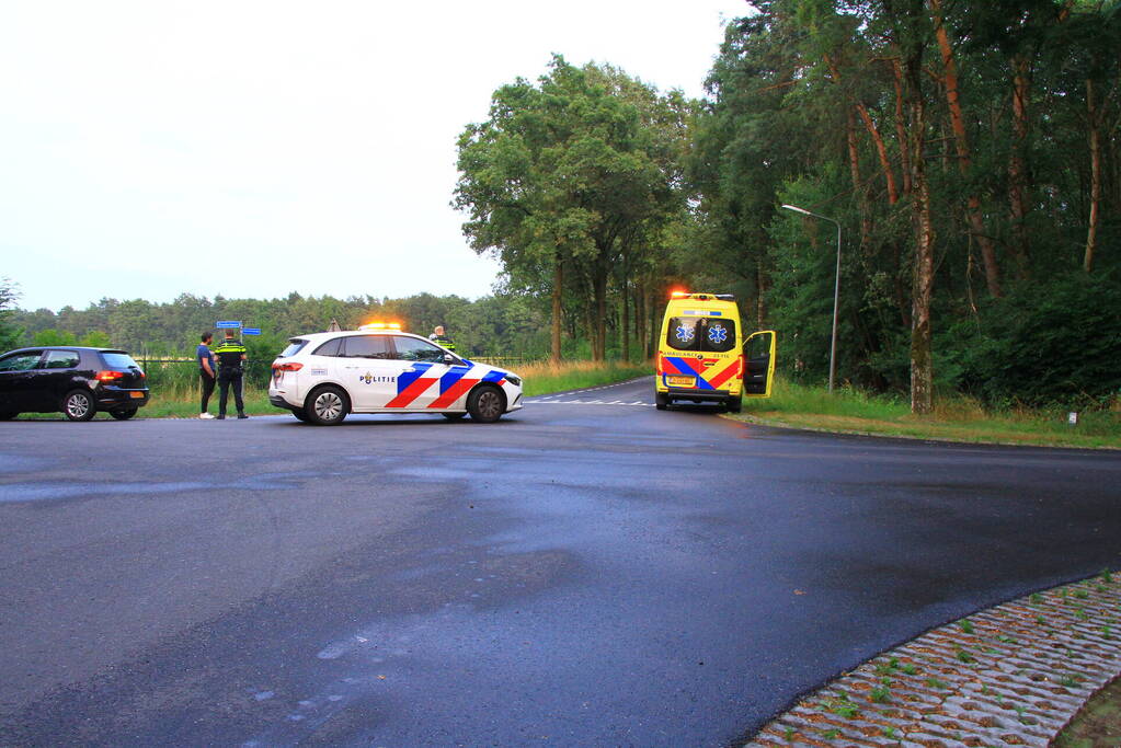 Aanrijding tussen automobilist en twee wielrenners