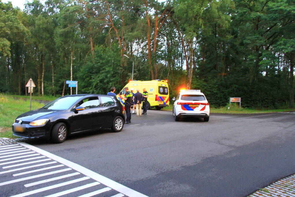 Aanrijding tussen automobilist en twee wielrenners