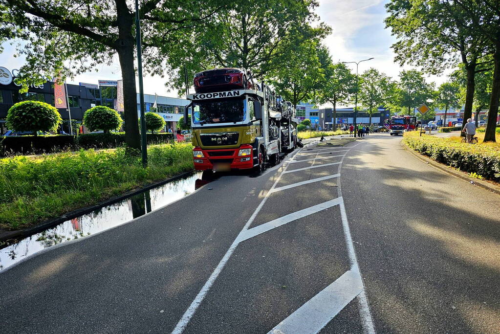 Vrachtwagen lekt honderden liters diesel na botsing