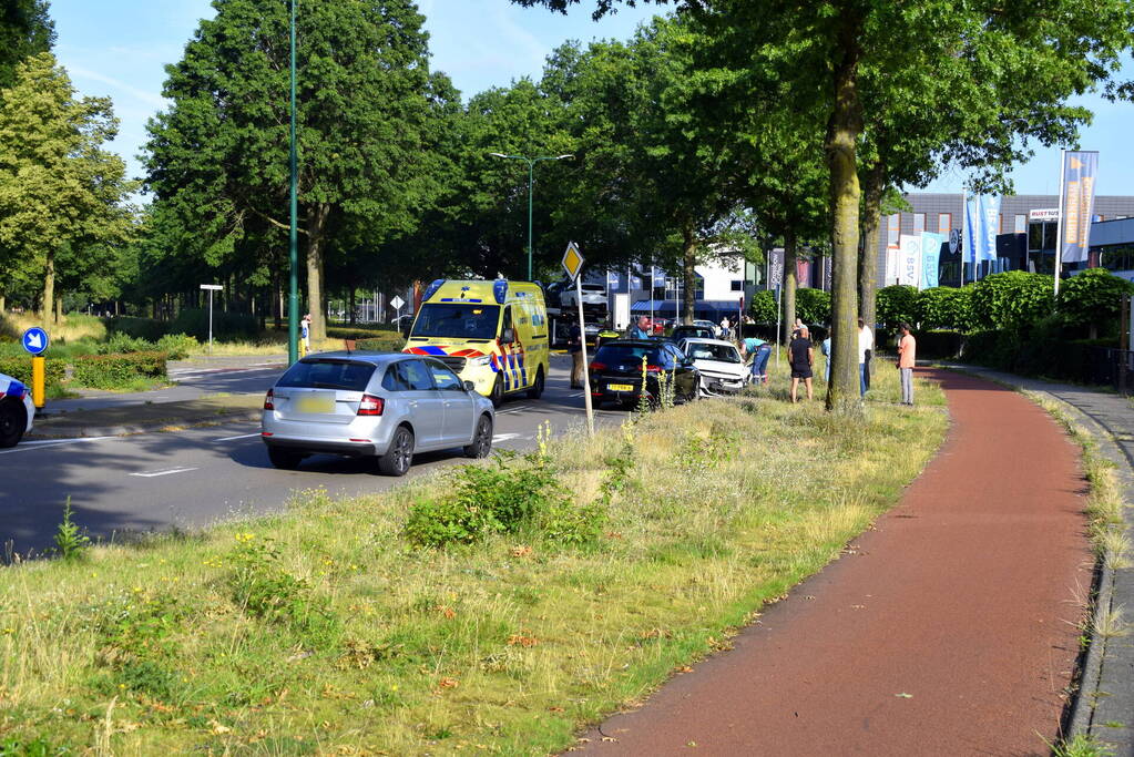 Vrachtwagen lekt honderden liters diesel na botsing