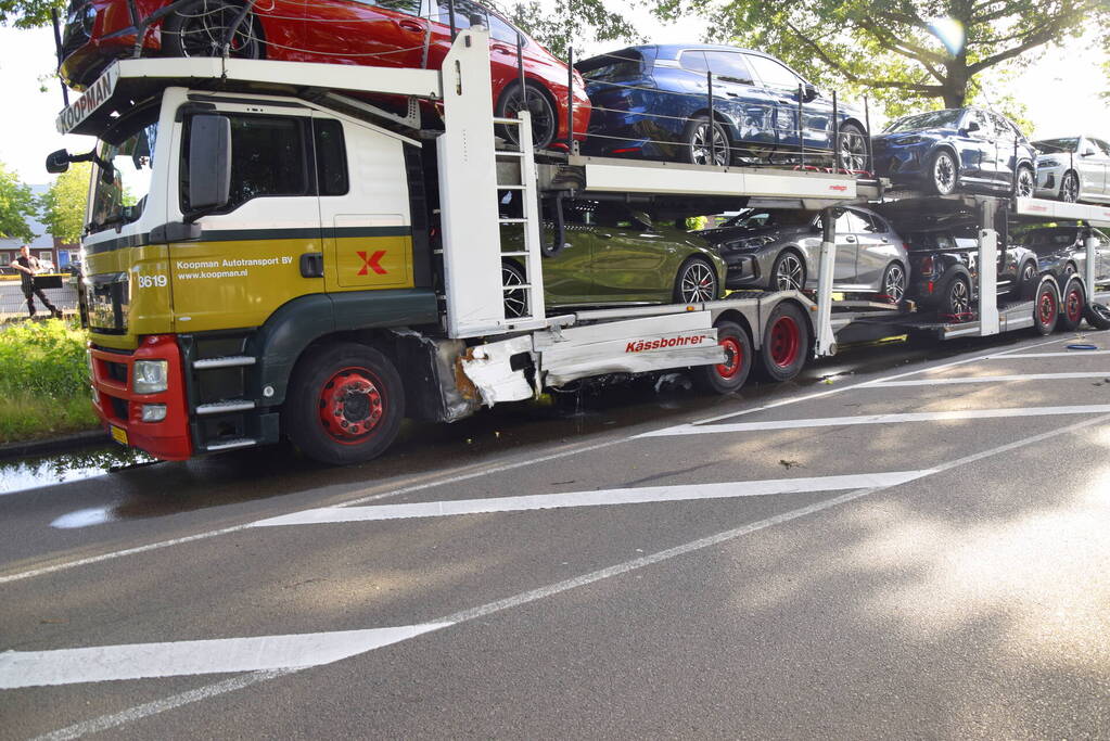 Vrachtwagen lekt honderden liters diesel na botsing