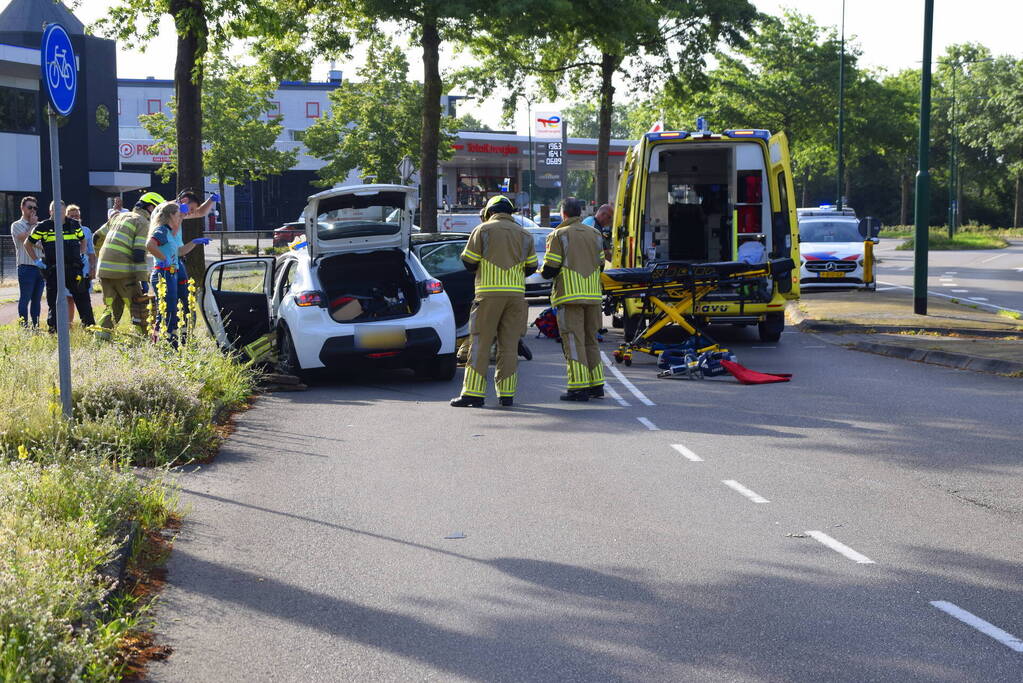 Vrachtwagen lekt honderden liters diesel na botsing