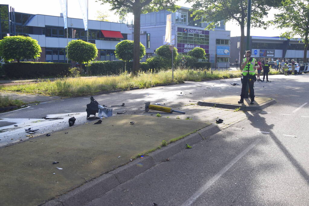 Vrachtwagen lekt honderden liters diesel na botsing