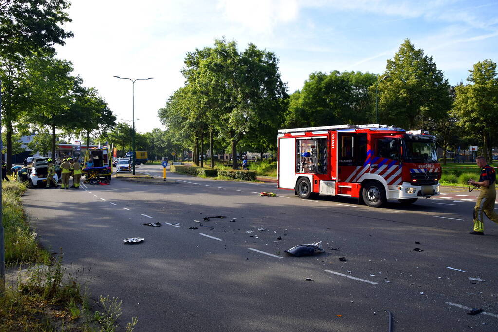 Vrachtwagen lekt honderden liters diesel na botsing