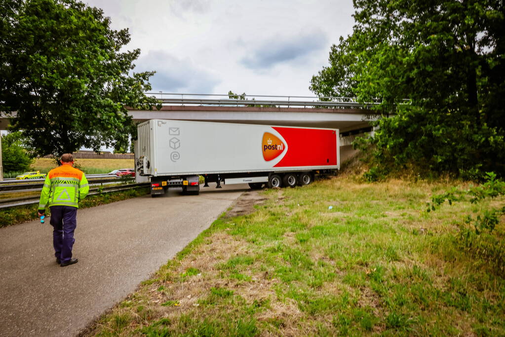 Vrachtwagenchauffeur rijdt zich vast na het keren