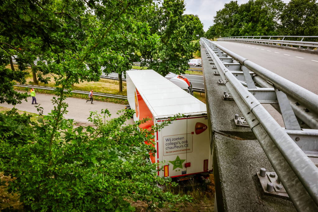 Vrachtwagenchauffeur rijdt zich vast na het keren