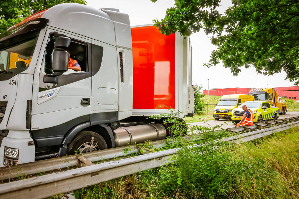 Vrachtwagenchauffeur rijdt zich vast na het keren