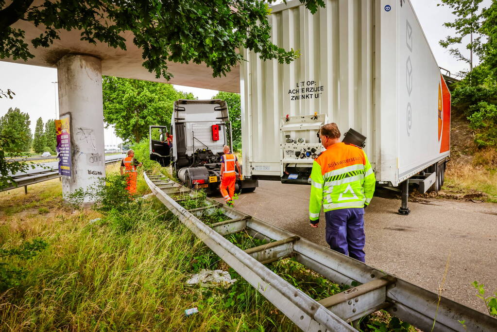 Vrachtwagenchauffeur rijdt zich vast na het keren