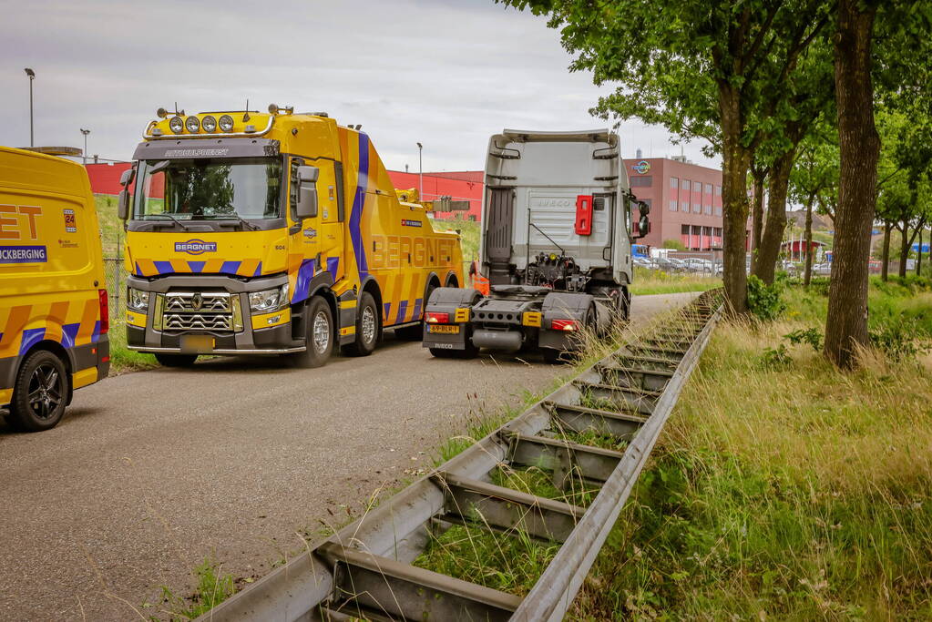 Vrachtwagenchauffeur rijdt zich vast na het keren