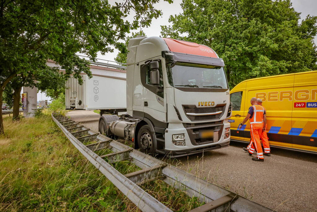 Vrachtwagenchauffeur rijdt zich vast na het keren