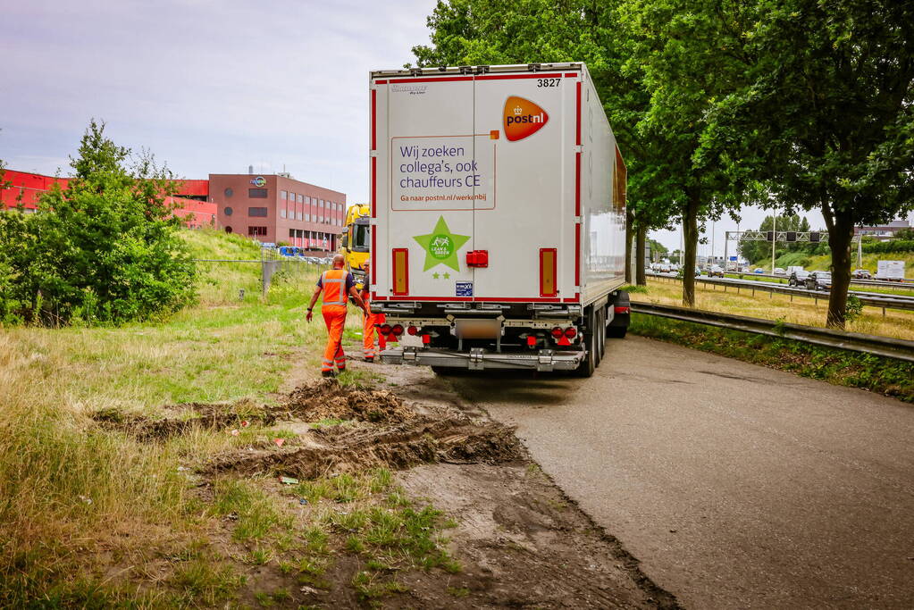 Vrachtwagenchauffeur rijdt zich vast na het keren