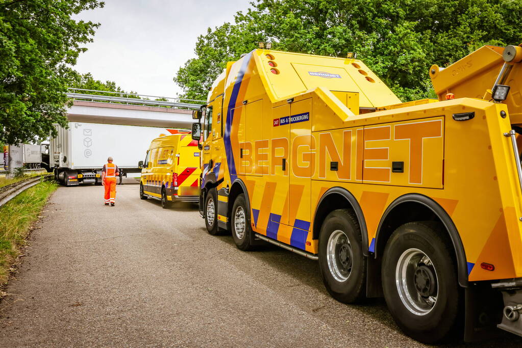 Vrachtwagenchauffeur rijdt zich vast na het keren