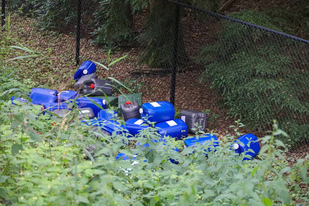 Tientalen vaten in bosgebied aangetroffen