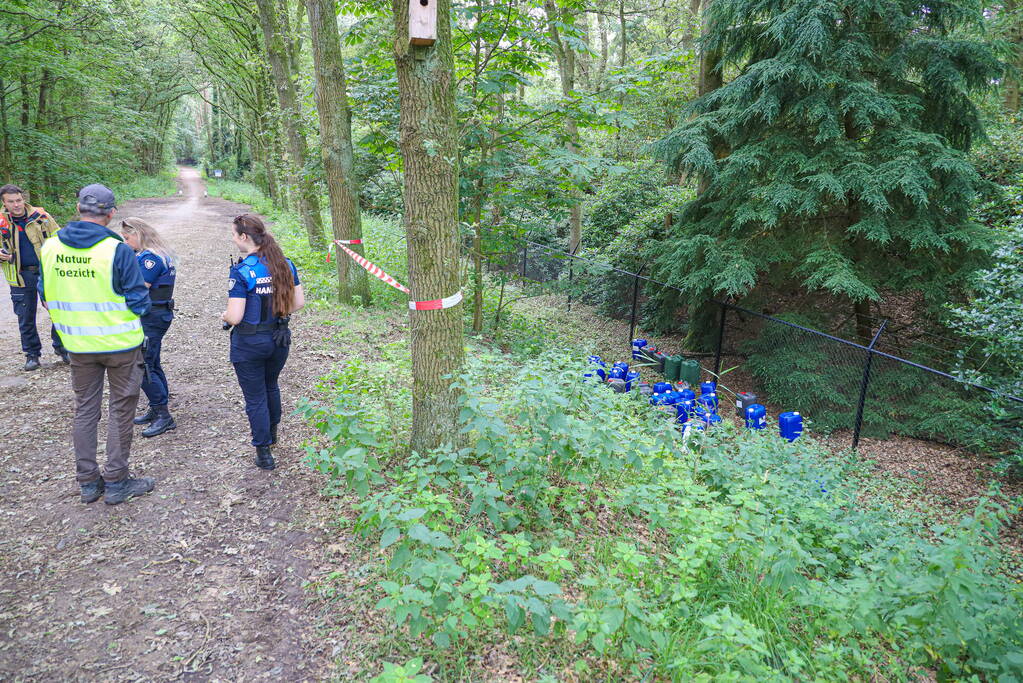 Tientalen vaten in bosgebied aangetroffen