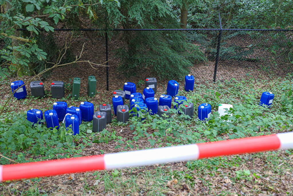 Tientalen vaten in bosgebied aangetroffen