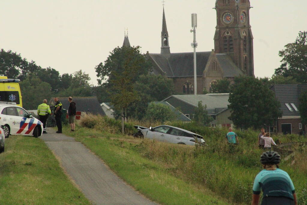 Twee auto's botsen frontaal op elkaar